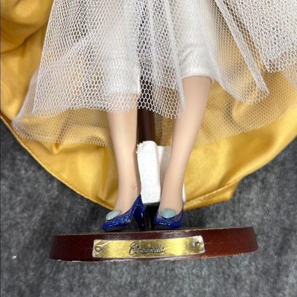 Disney Porcelain Cinderella 2007 Elegant Blue and Gold Doll with Fur Trim - Picture 7 of 9